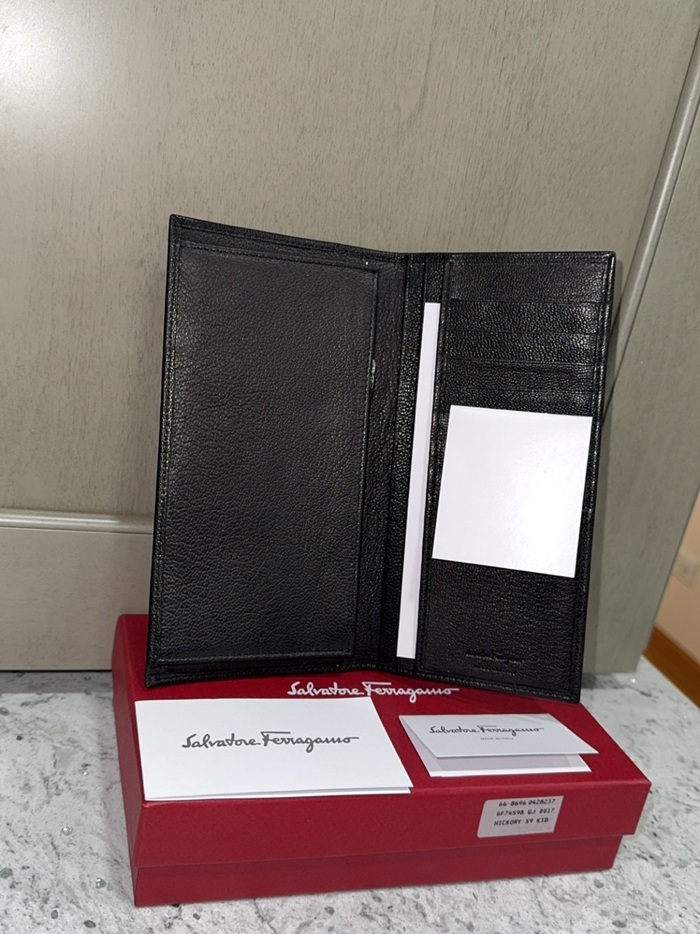 Salvatore Ferragamo Men/Women Black Leather Bi-Fold Wallet -AUTHENTIC NEW IN BOX - Picture 3 of 10